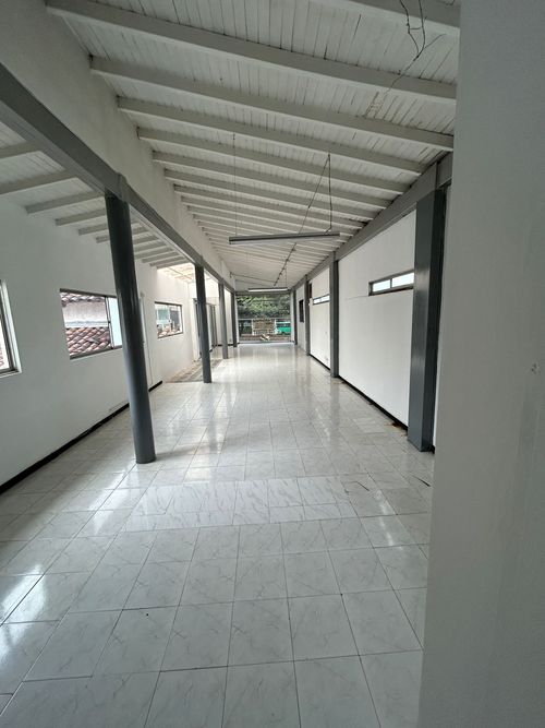 Casa de 6 alcobas en venta en Patio Bonito, Medellín, 402 m² · foto 3 de 8