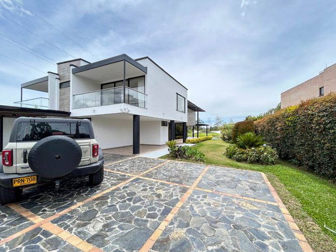 Casa de 5 alcobas en venta en Sajonia, Rionegro, 350 m² · foto 2 de 15