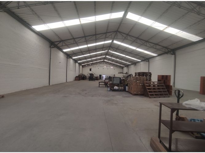 Bodega en arriendo en Los Naranjos, Itagüí, 1500 m² · foto 3 de 14