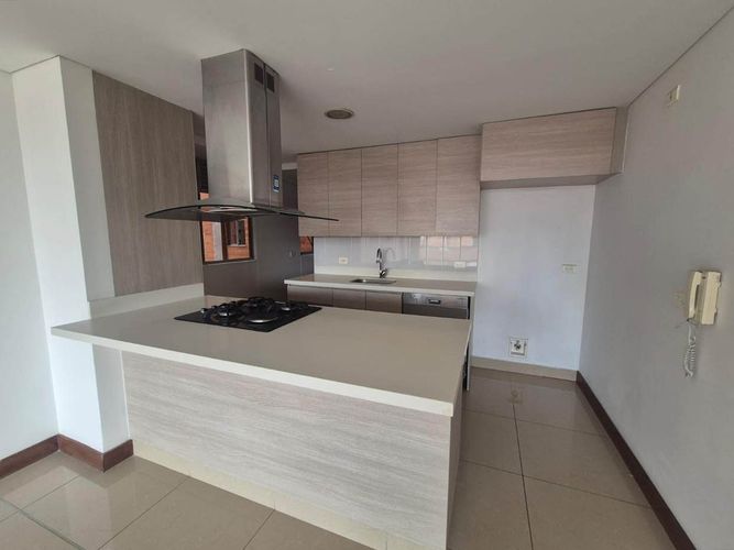 Apartamento de 3 alcobas en venta en Tres Esquinas, Sabaneta, 114 m² · foto 3 de 10