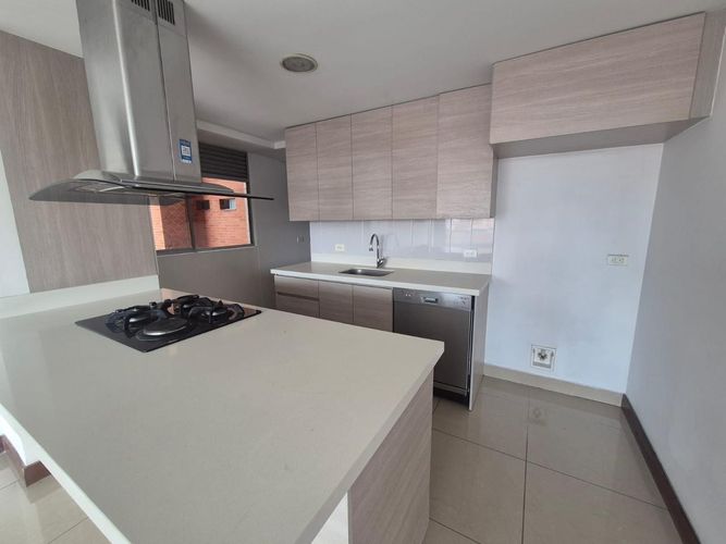 Apartamento de 3 alcobas en venta en Tres Esquinas, Sabaneta, 114 m² · foto 4 de 10