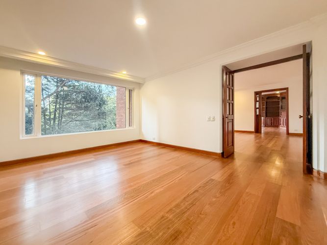 Apartamento de 3 alcobas en arriendo en Chicó Reservado, Bogotá, 236 m² · foto 3 de 16
