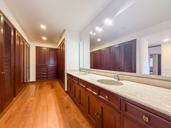 Apartamento de 3 alcobas en arriendo en Chicó Reservado, Bogotá, 236 m² · foto 10 de 16