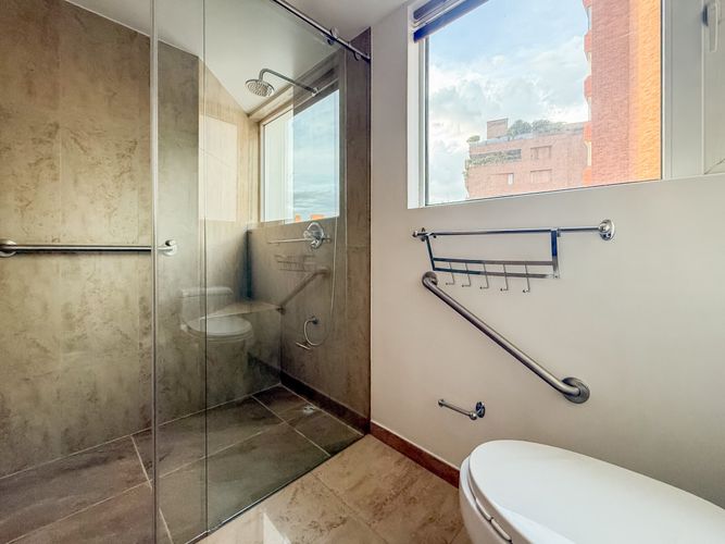 Apartamento de 3 alcobas en arriendo en Chicó Reservado, Bogotá, 236 m² · foto 12 de 16