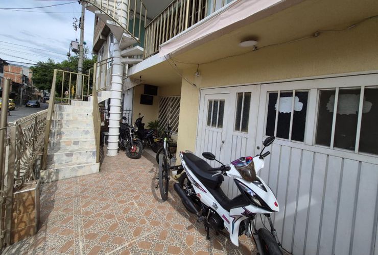 Casa de 13 alcobas en venta en San Luis, Cali, 420 m² · foto 2 de 24