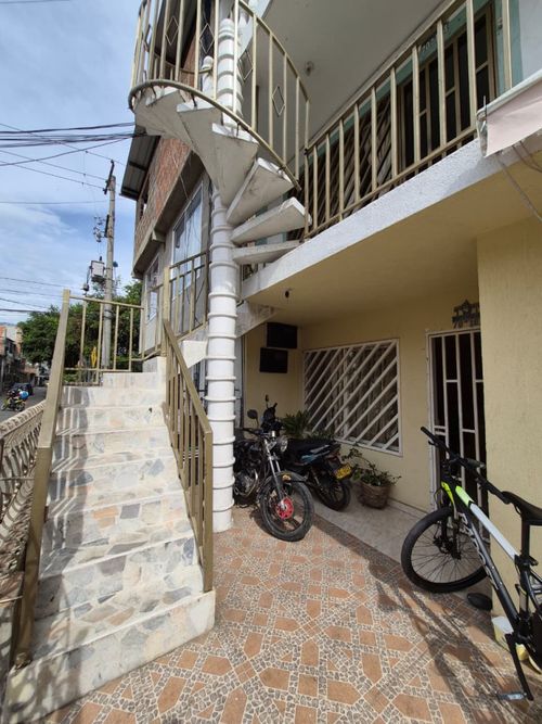 Casa de 13 alcobas en venta en San Luis, Cali, 420 m² · foto 3 de 24