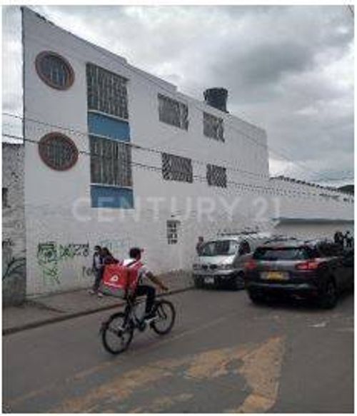 Casa de 27 alcobas en venta en Fontibon, Bogotá, 998 m² · foto 2 de 14