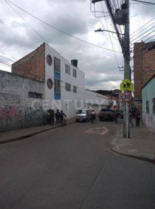 Casa de 27 alcobas en venta en Fontibon, Bogotá, 998 m² · foto 3 de 14