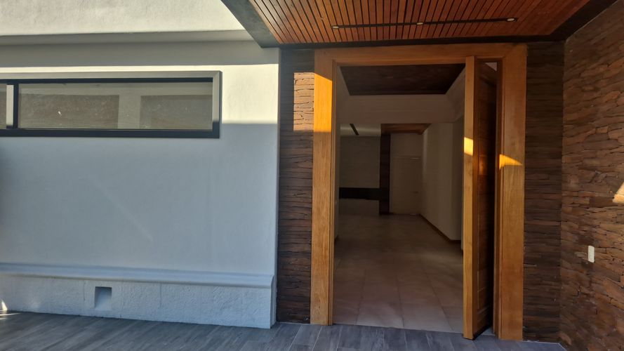 Casa de 5 alcobas en venta en Rionegro, 416 m² · foto 3 de 5