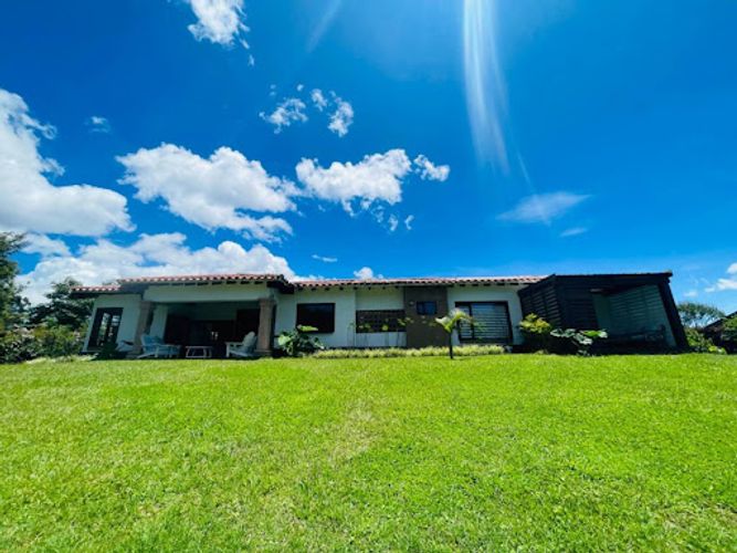 Casa de 4 alcobas en venta en Lomitas, La Ceja, 350 m² · foto 2 de 24