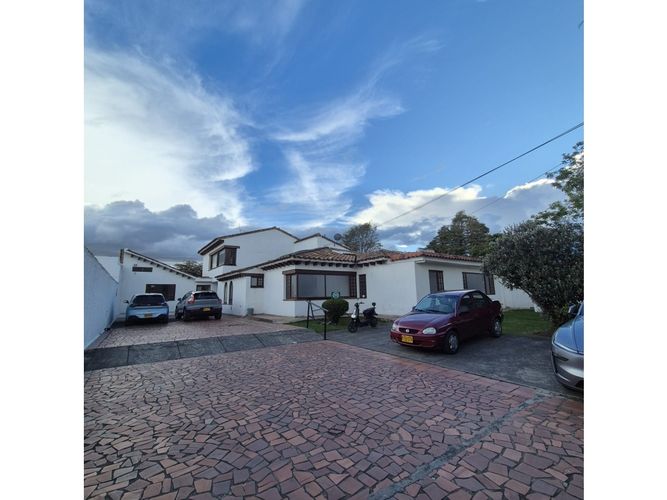 Casa de 7 alcobas en venta en San Jose De Bavaria, Bogotá, 939 m² · foto 2 de 5