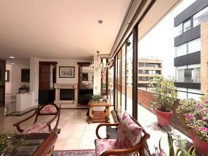 Apartamento de 2 alcobas en arriendo en La Cabrera, Bogotá, 130 m² · foto 2 de 24