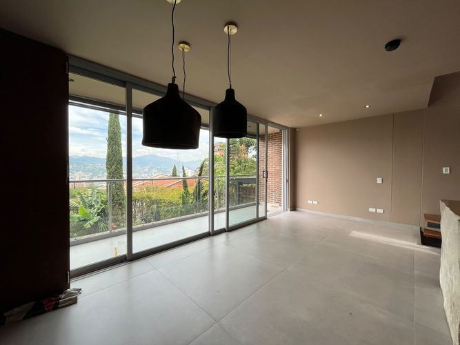 Casa de 3 alcobas en arriendo en Loma El Atravesado, Envigado, 223 m² · foto 2 de 20