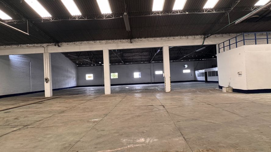 Bodega en arriendo en Troncal, Cali, 1370 m² · foto 11 de 24