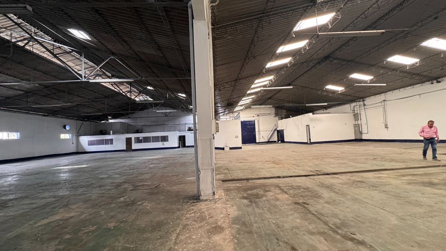 Bodega en arriendo en Troncal, Cali, 1370 m² · foto 4 de 24