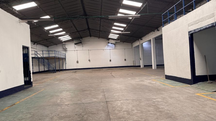 Bodega en arriendo en Troncal, Cali, 1370 m² · foto 2 de 24