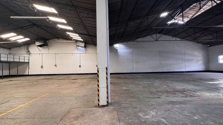 Bodega en arriendo en Troncal, Cali, 1370 m² · foto 14 de 24