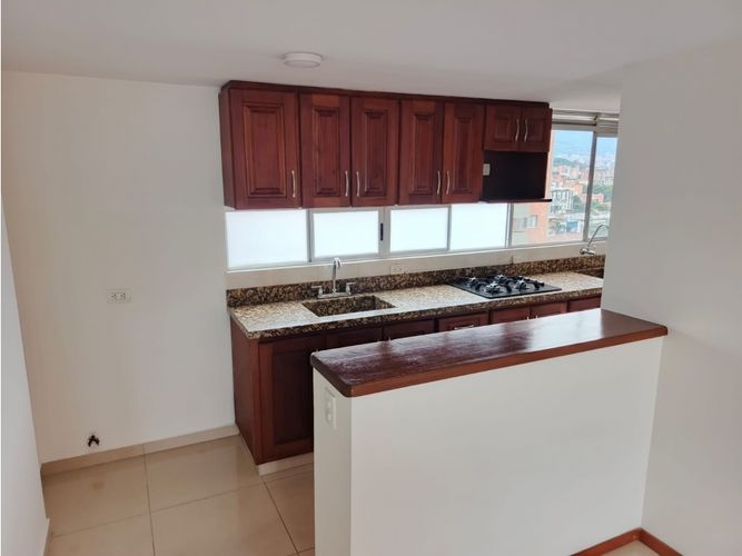 Apartamento de 3 alcobas en arriendo en Los Colores, Medellín, 93 m² · foto 3 de 24