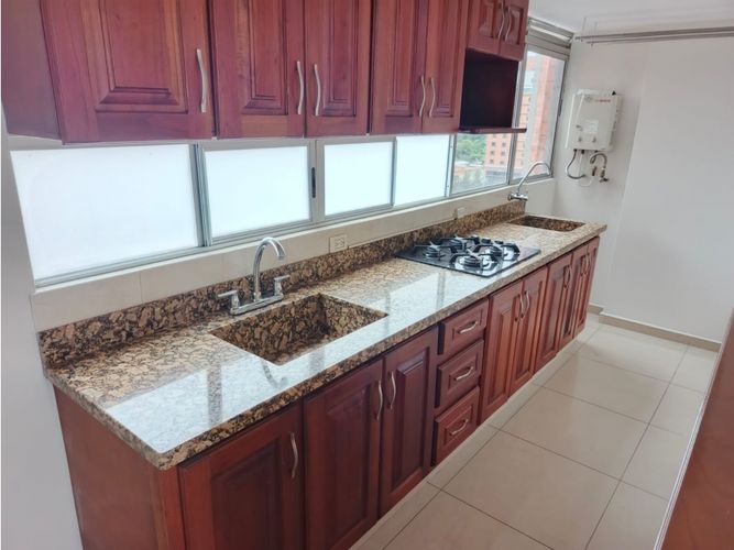 Apartamento de 3 alcobas en arriendo en Los Colores, Medellín, 93 m² · foto 4 de 24