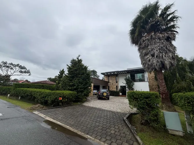 Casa de 3 alcobas en venta en Guayabito, Rionegro, 1677 m² · foto 2 de 24