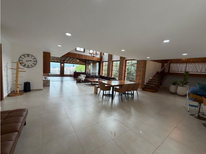 Casa de 4 alcobas en arriendo en La Inmaculada, Envigado, 700 m² · foto 13 de 24