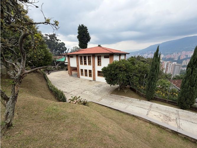 Casa de 4 alcobas en arriendo en La Inmaculada, Envigado, 700 m² · foto 2 de 24