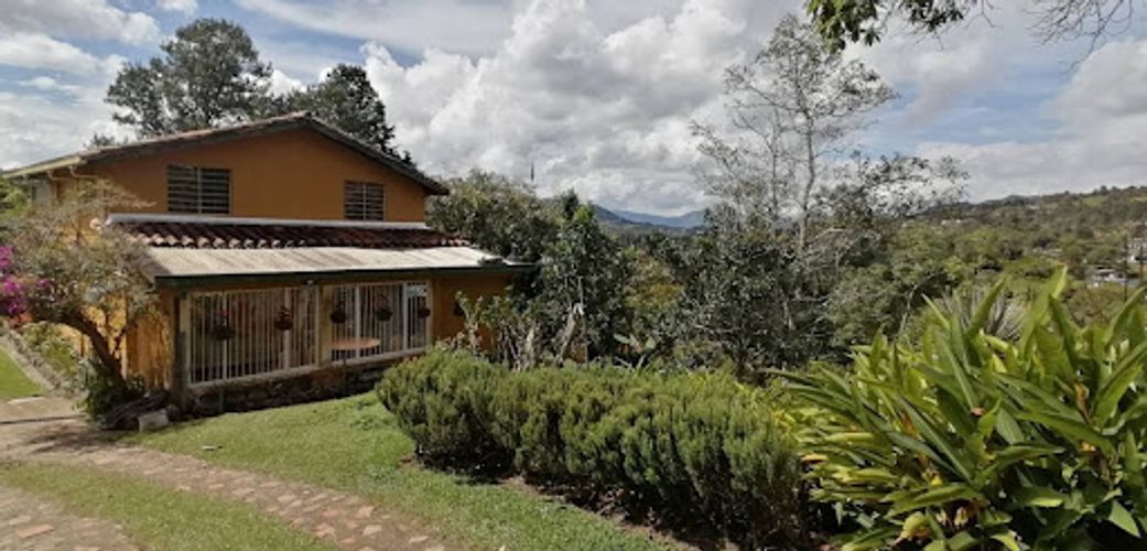 Casa de 4 alcobas en venta en San Antonio, Guarne, 200 m² · foto 2 de 14