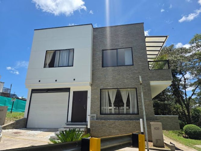 Casa de 4 alcobas en venta en Llano Grande, Rionegro, 330 m² · foto 2 de 8