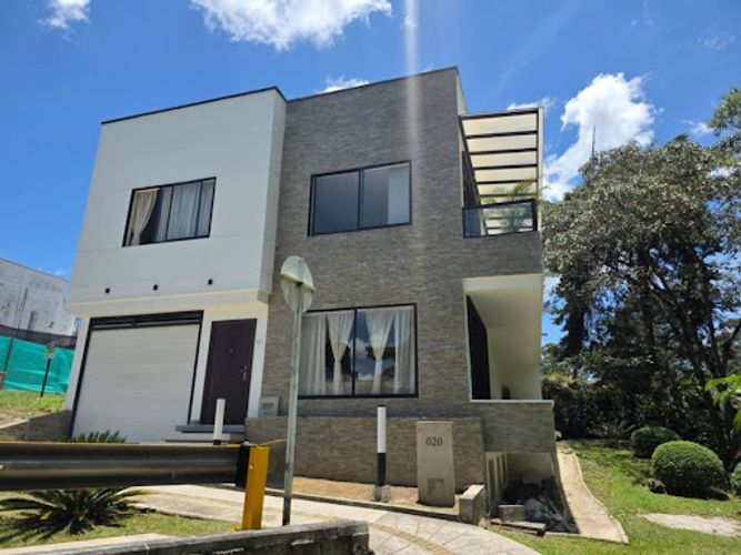Casa de 4 alcobas en venta en Llano Grande, Rionegro, 330 m² · foto 3 de 8
