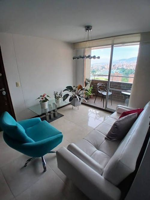 Apartamento de 3 alcobas en arriendo en Los Colores, Medellín, 90 m² · foto 3 de 12