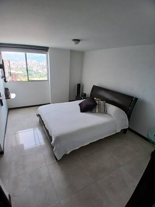 Apartamento de 3 alcobas en arriendo en Los Colores, Medellín, 90 m² · foto 5 de 12