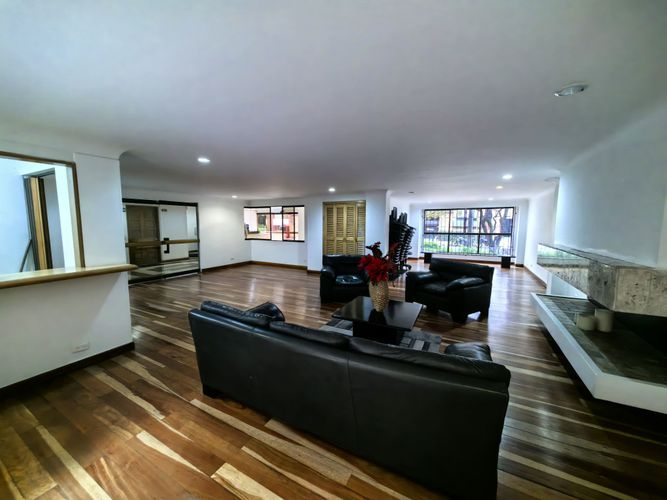 Apartamento de 3 alcobas en venta en Chico, Bogotá, 300 m² · foto 2 de 17