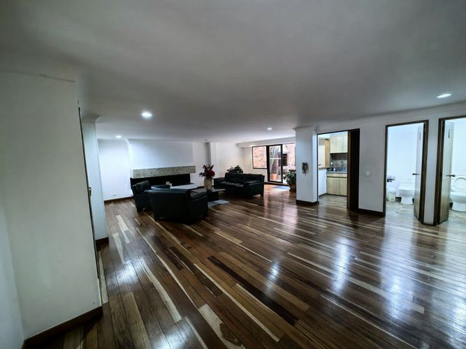 Apartamento de 3 alcobas en venta en Chico, Bogotá, 300 m² · foto 3 de 17