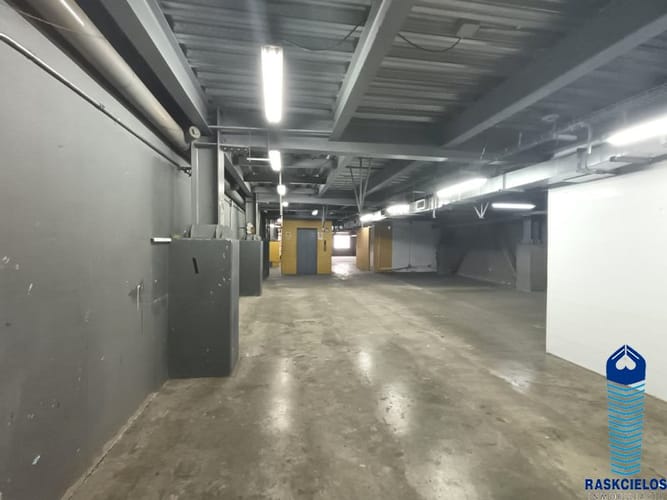 Edificio en arriendo en Conquistadores, Medellín, 2000 m² · foto 8 de 24