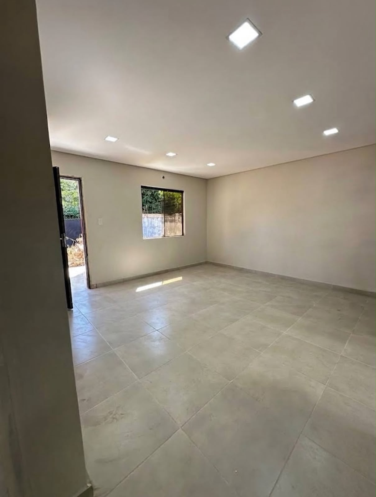 VENTA! CASA CON PISCINA EN LAMBARÉ -479 m2 DE TERRENO -A 2 CUADRAS DE AV. ARGAÑA - foto 2