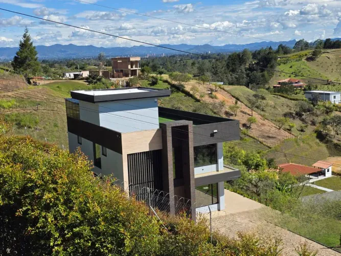 Casa de 4 alcobas en venta en Rio Abajo, Rionegro · foto 2 de 24