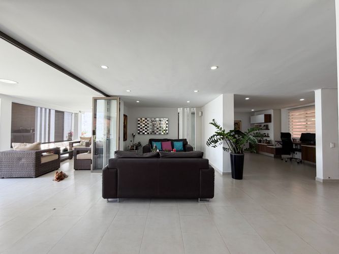 Casa de 5 alcobas en venta en Lagos Del Cacique, Bucaramanga, 310 m² · foto 2 de 19