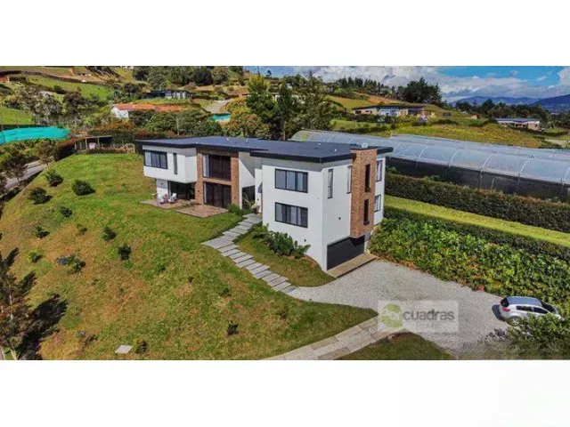 Casa de 6 alcobas en venta en Guamito, La Ceja · foto 21 de 24