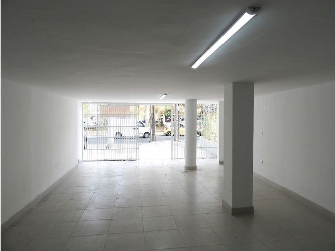 Edificio en venta en Centenario, Cali, 1200 m² · foto 2 de 23