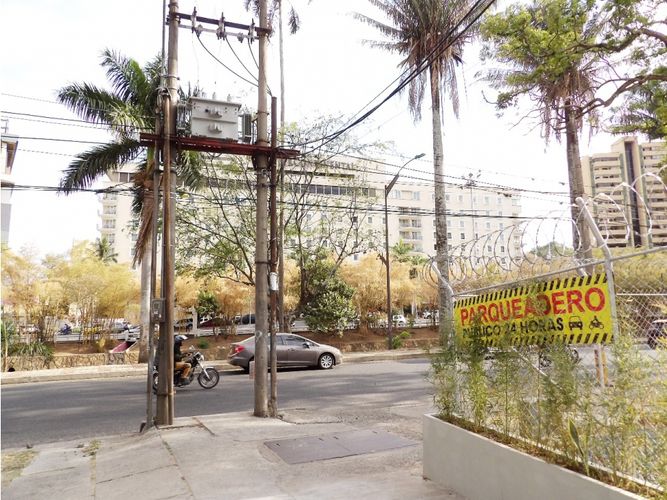 Edificio en venta en Centenario, Cali, 1200 m² · foto 3 de 23