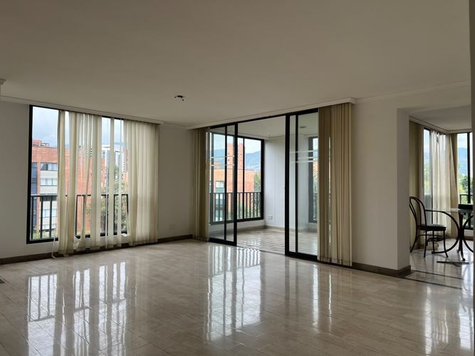 Apartamento de 3 alcobas en venta en El Poblado, Medellín, 227 m² · foto 2 de 16