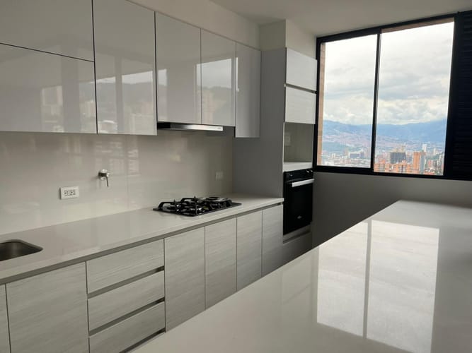 Apartamento de 2 alcobas en arriendo en El Poblado, Medellín, 88 m² · foto 2 de 24