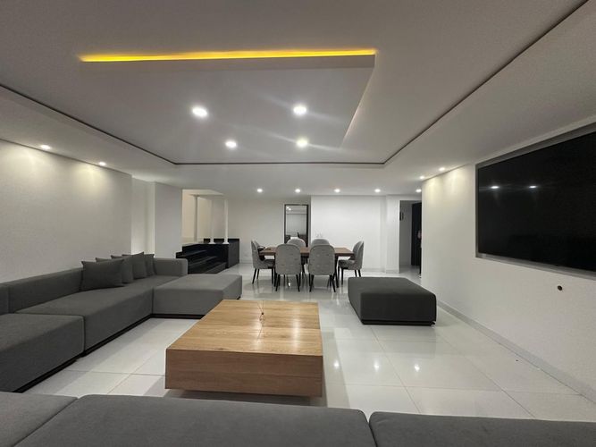 Apartamento de 3 alcobas en venta en El Poblado, Medellín, 320 m² · foto 2 de 19