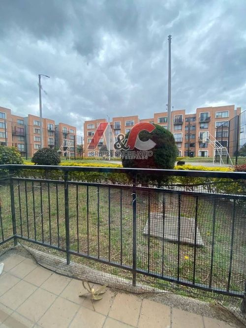 Apartamento de 3 alcobas en venta en Conjunto Residencial Prados Reserva De Madrid, Madrid, 65 m² · foto 3 de 18