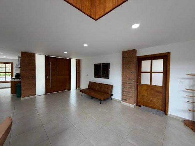 Casa de 4 alcobas en arriendo en Las Antillas, Envigado, 700 m² · foto 2 de 9