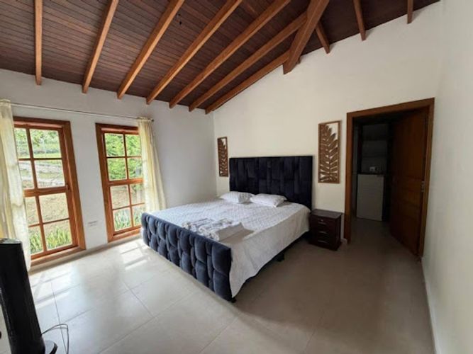 Casa de 4 alcobas en arriendo en Las Antillas, Envigado, 700 m² · foto 4 de 9