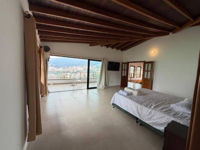 Casa de 4 alcobas en arriendo en Las Antillas, Envigado, 700 m² · foto 6 de 9