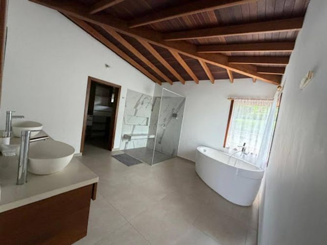 Casa de 4 alcobas en arriendo en Las Antillas, Envigado, 700 m² · foto 7 de 9