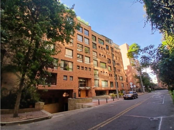 Apartamento de 3 alcobas en venta en Los Rosales, Bogotá, 190 m² · foto 2 de 24