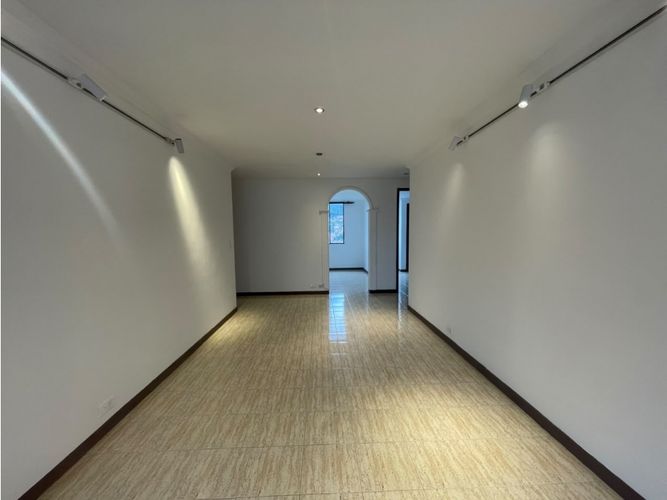 Apartamento en venta en Loma De Los Bernal, Medellín · foto 2 de 12